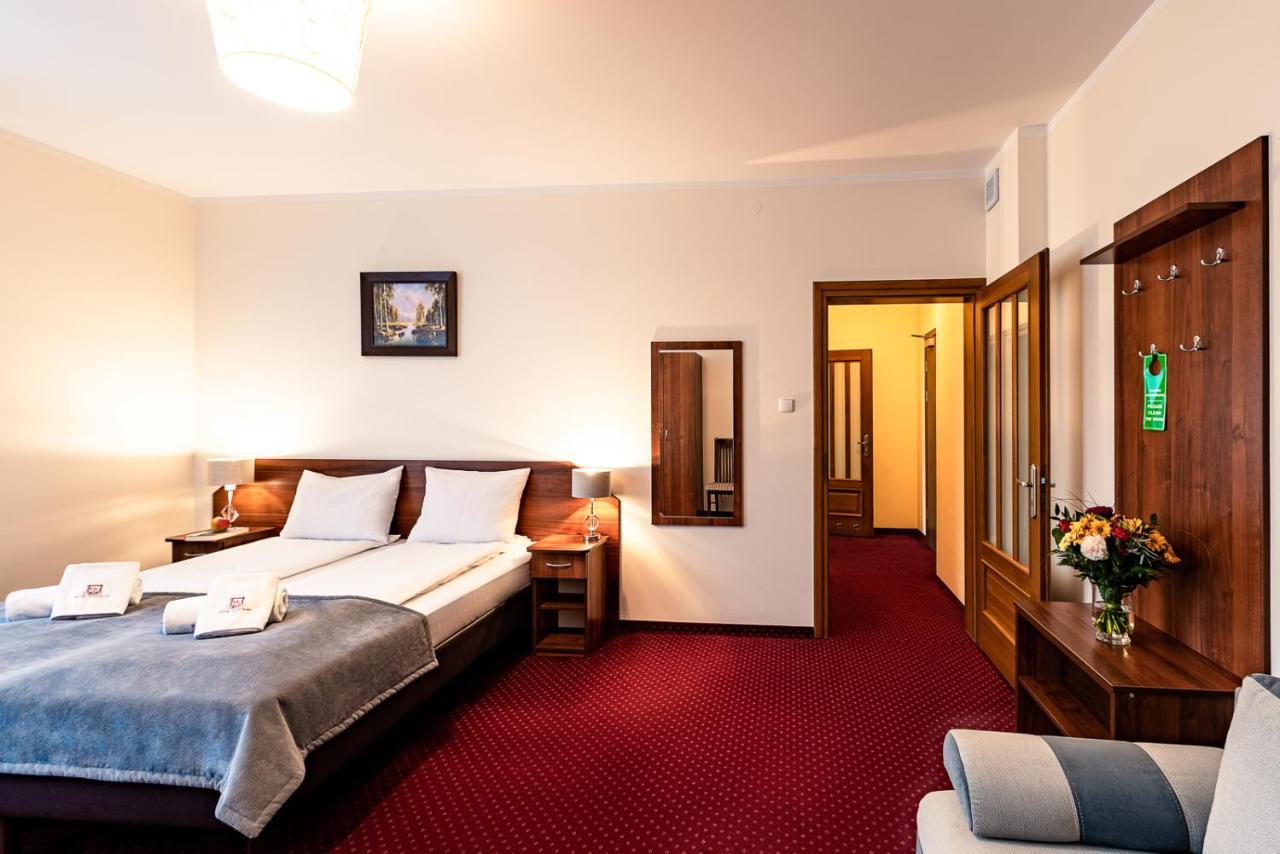 Hotel Kasztelan Добчице Екстер'єр фото