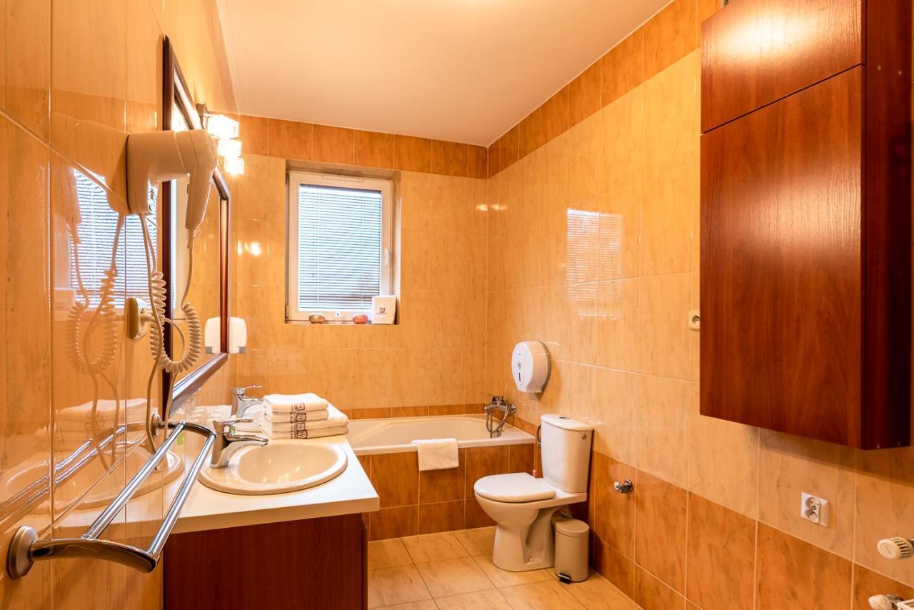 Hotel Kasztelan Добчице Екстер'єр фото