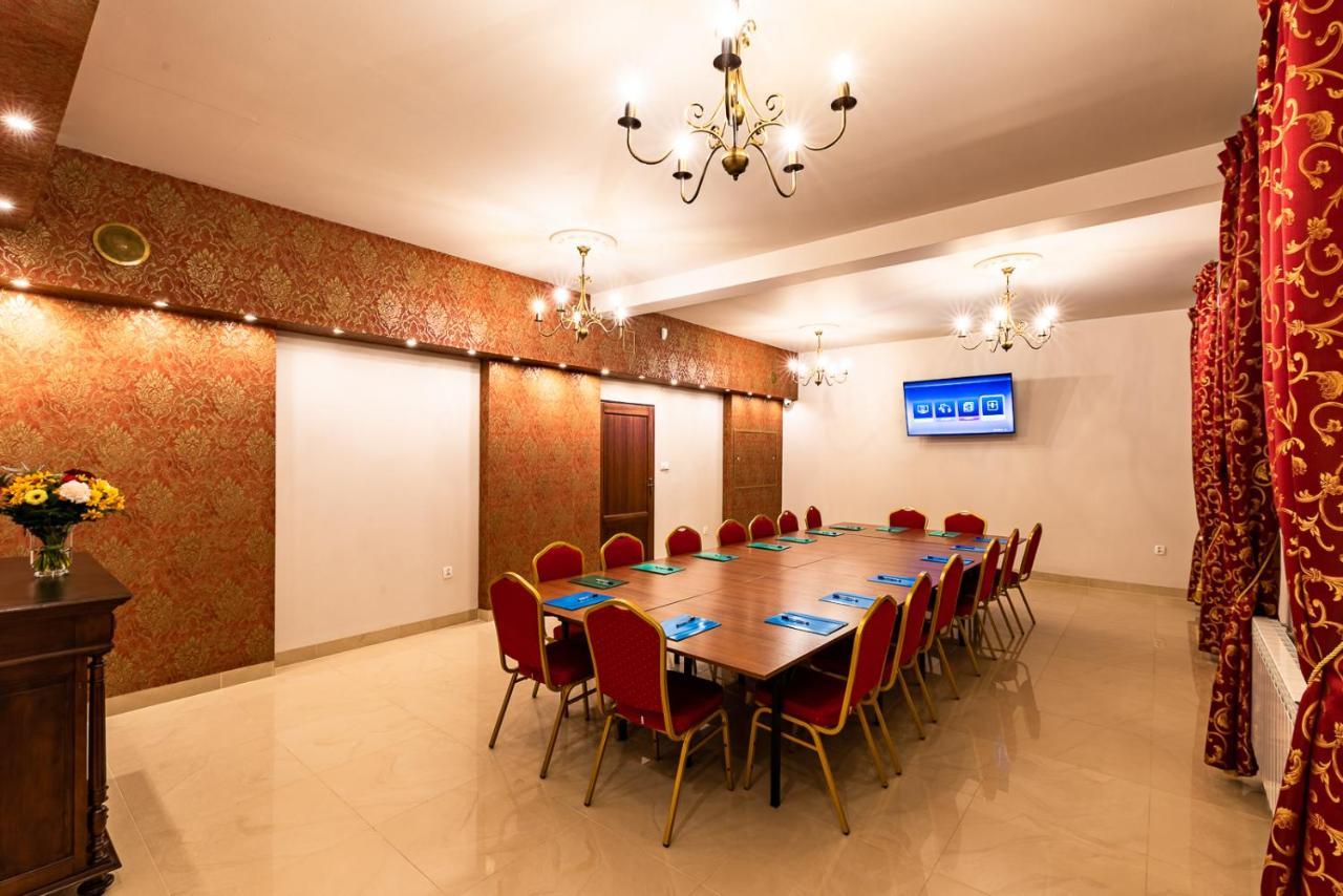 Hotel Kasztelan Добчице Екстер'єр фото
