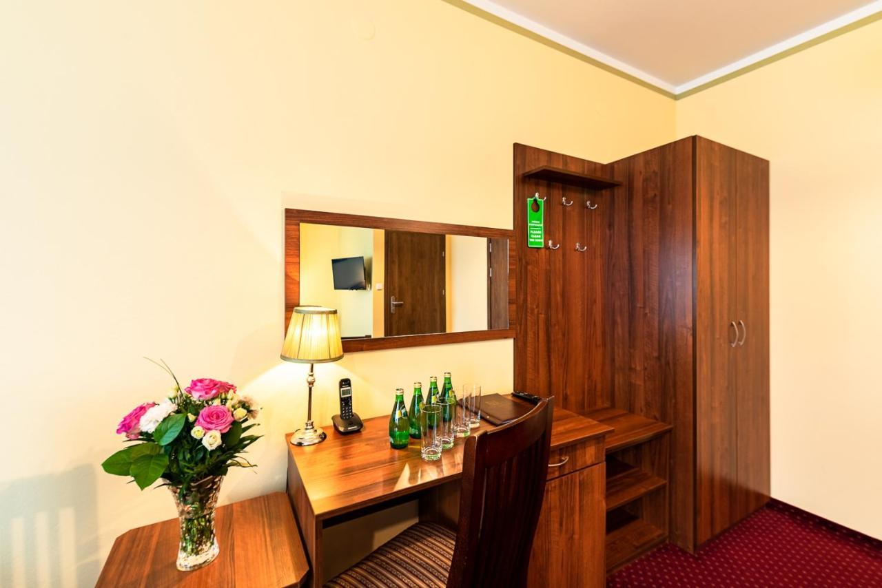 Hotel Kasztelan Добчице Екстер'єр фото